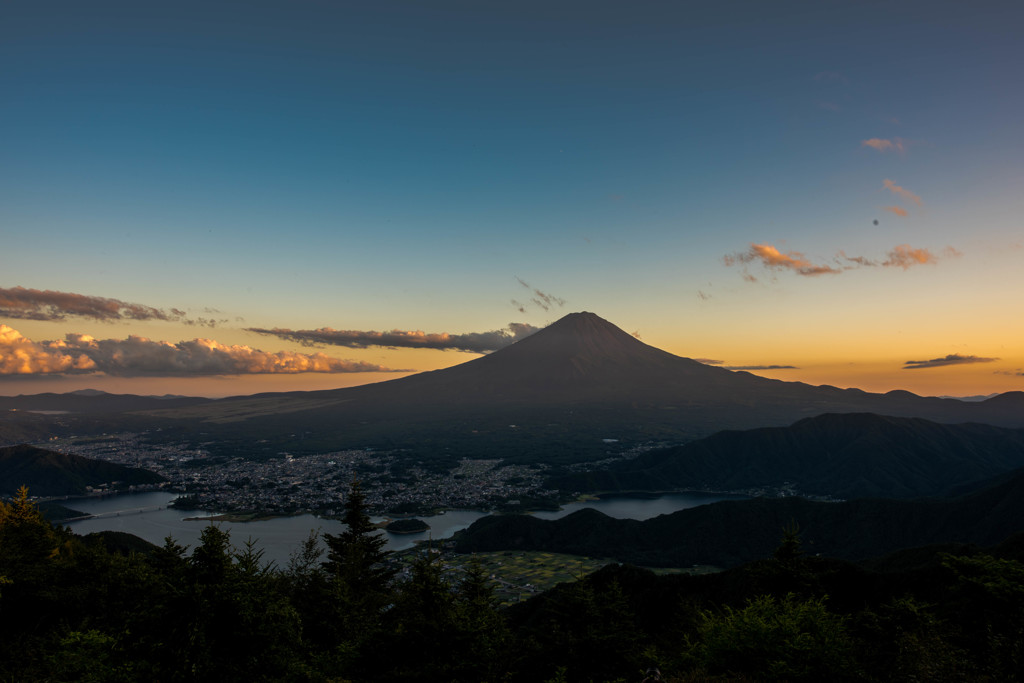 夕陽に照らされる