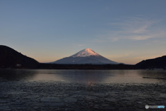 凍てつく湖面