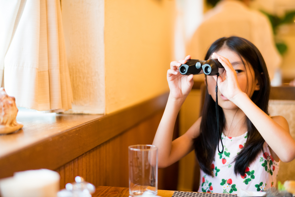 お嬢さん、双眼鏡が逆です