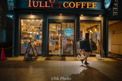 冬の街、カフェの灯り