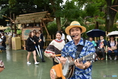 雨でも陽気なお兄さん