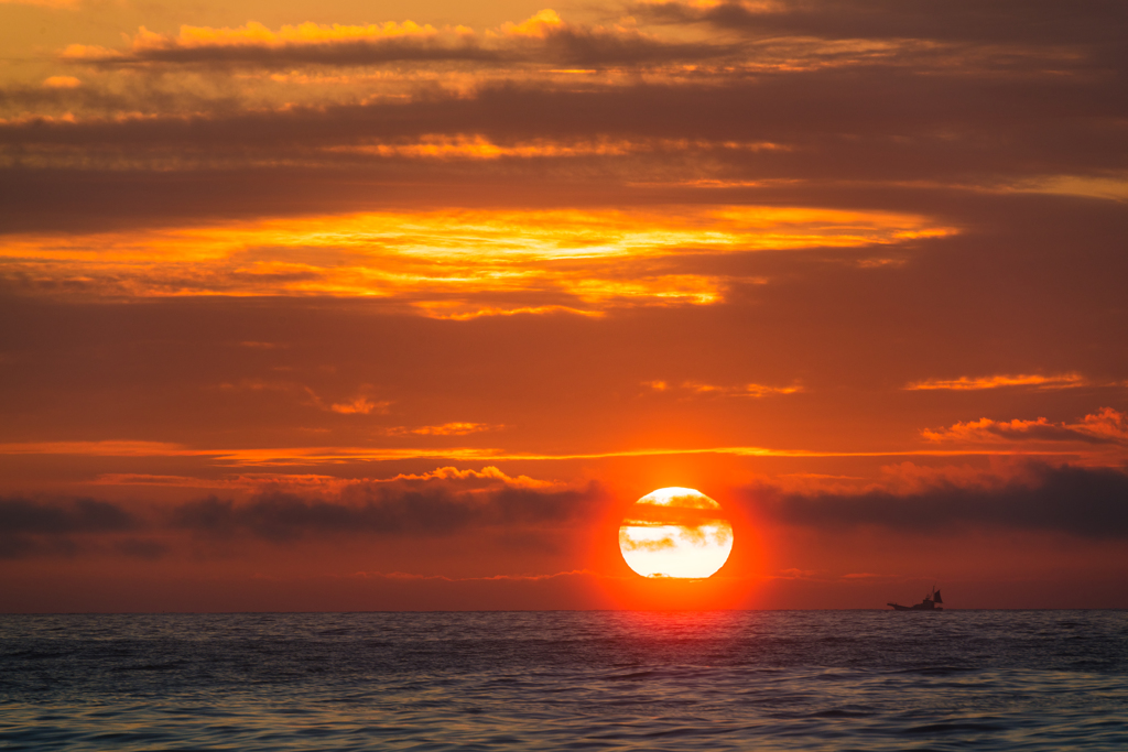 朝焼けの海と小舟 By 夜明けの口笛吹き Id 写真共有サイト Photohito