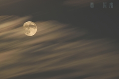 つきにかかる雲