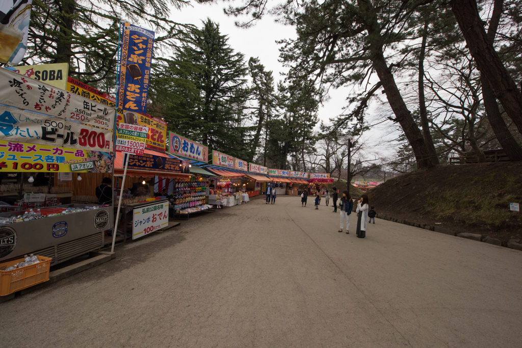 弘前桜祭り準備期間中　露店1