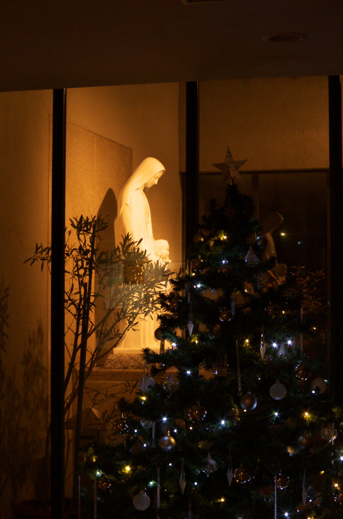 クリスマスツリーとマリア様
