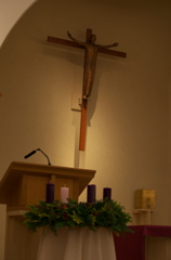 十字架とアドベントクランツ（町田教会）