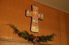 サン・ダミアーノの十字架とクリスマスリース（三軒茶屋）