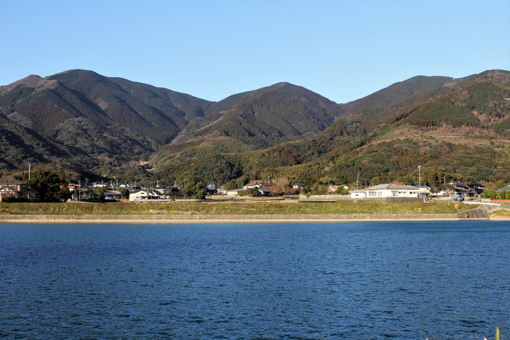 ある用水地からの風景