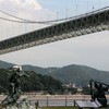 関門橋と壇ノ浦源平合戦モニュメント 関門海峡 