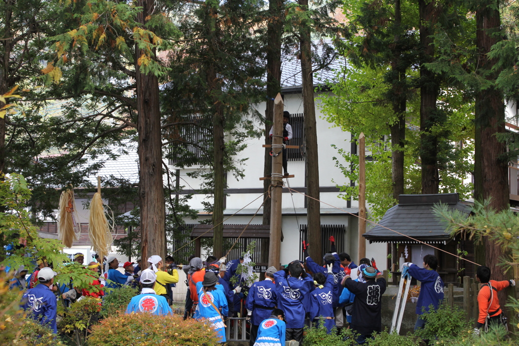 小さな社の御柱祭