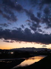 川面に夕闇がせまる