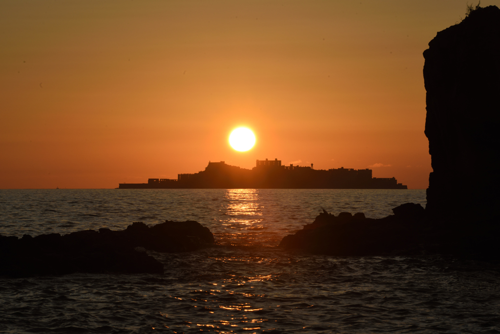 夕日に染まる軍艦島