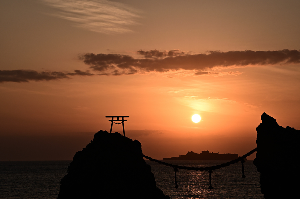 陽沈む軍艦島と夫婦岩