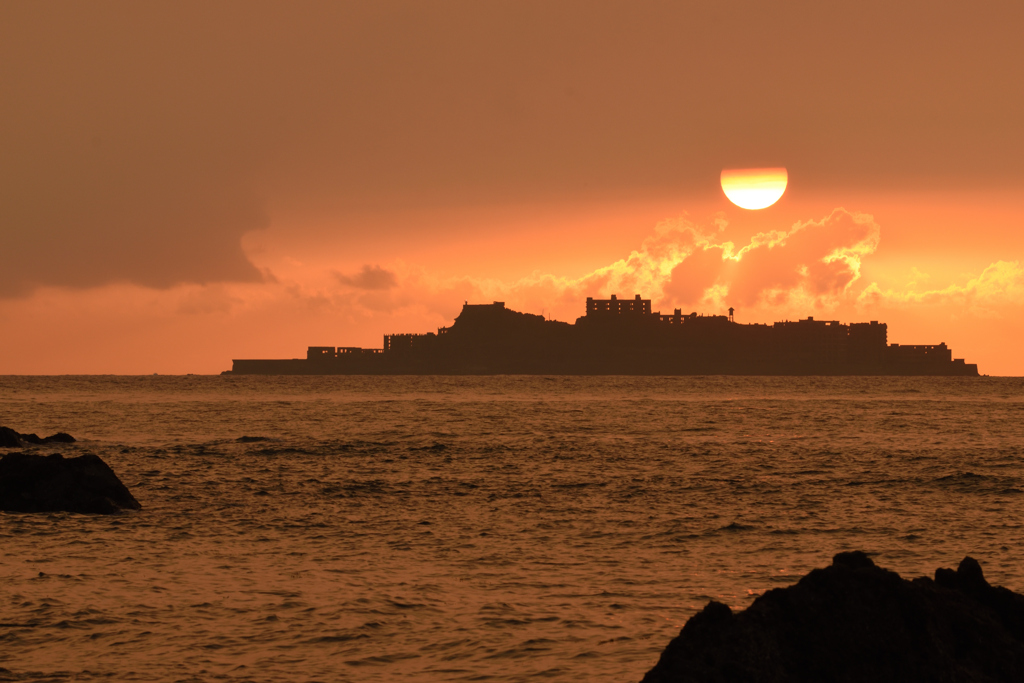 軍艦島と夕陽　ひととき