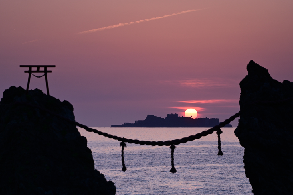 夫婦岩より軍艦島2024春　神社に夕陽_