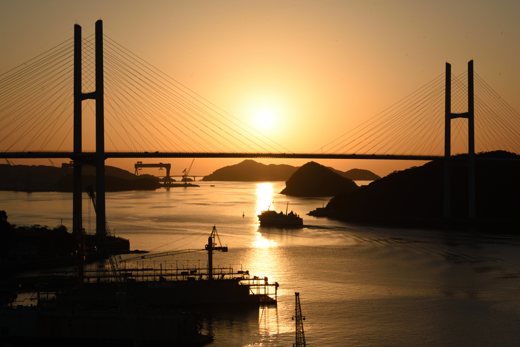 夕日に染まる女神大橋