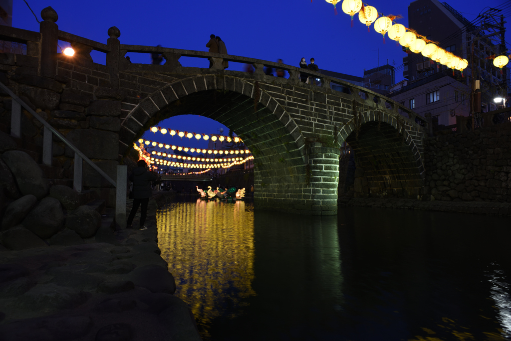 ランタンに照らされる眼鏡橋