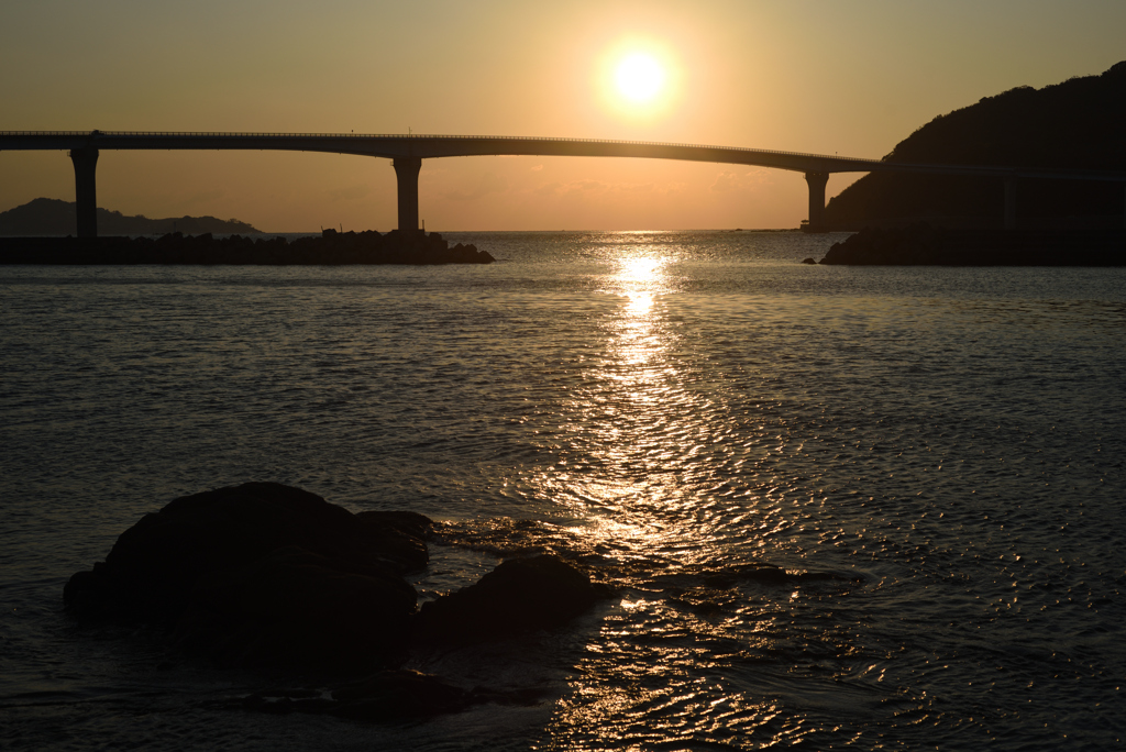 伊王島大橋と夕日
