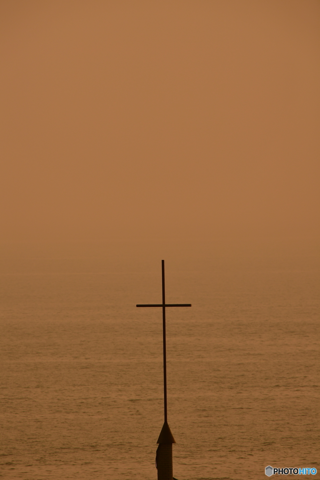 海にのぞむ十字架