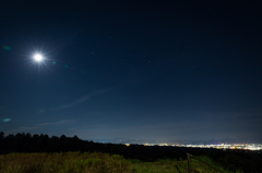 駿河湾の夜景とオリオン座に月