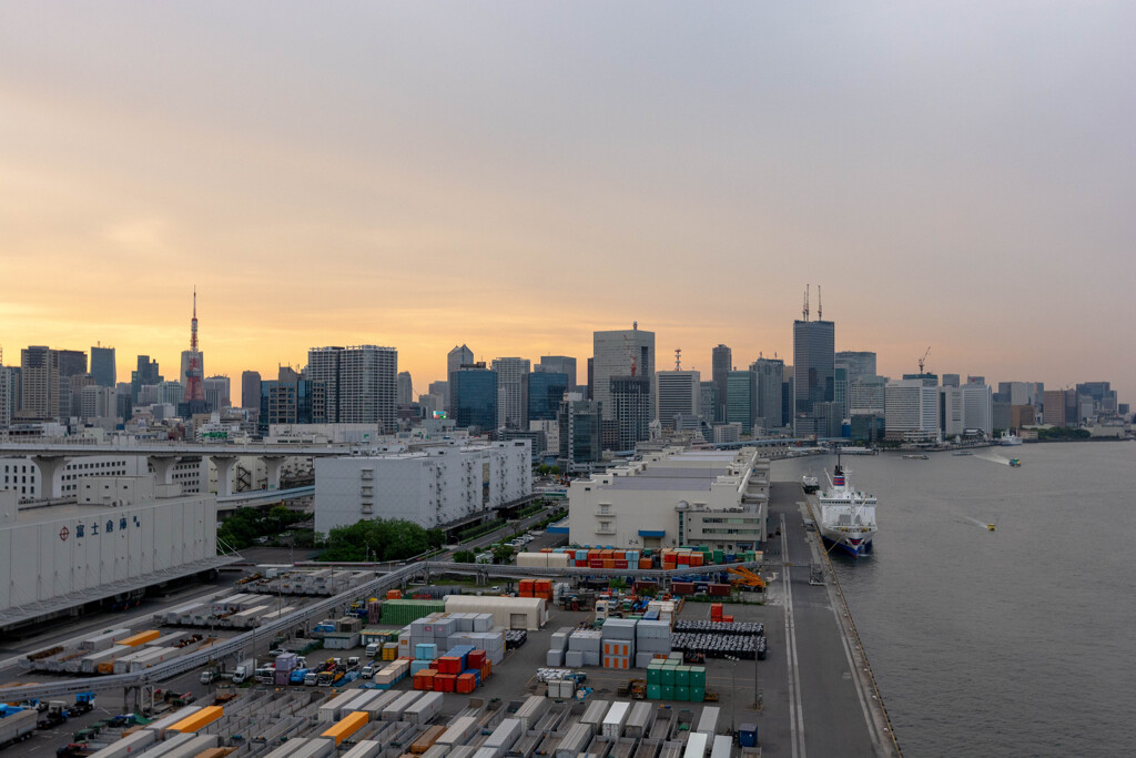 日の出埠頭　倉庫群