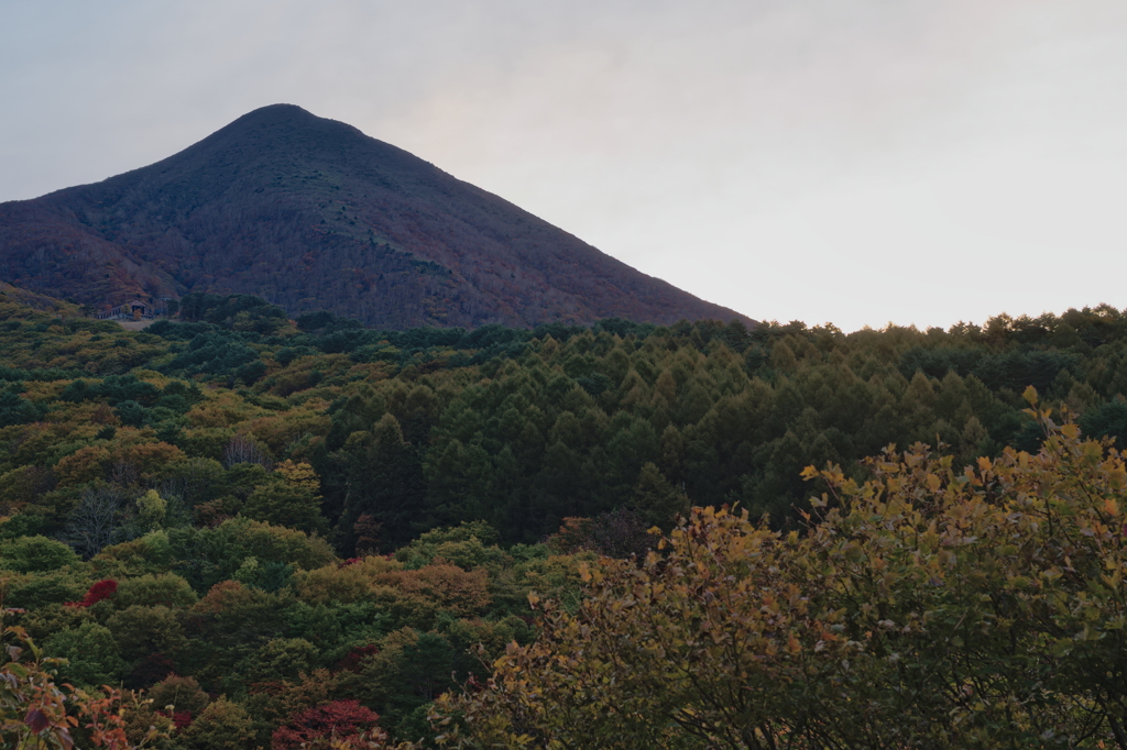 紅葉訪れる磐梯山