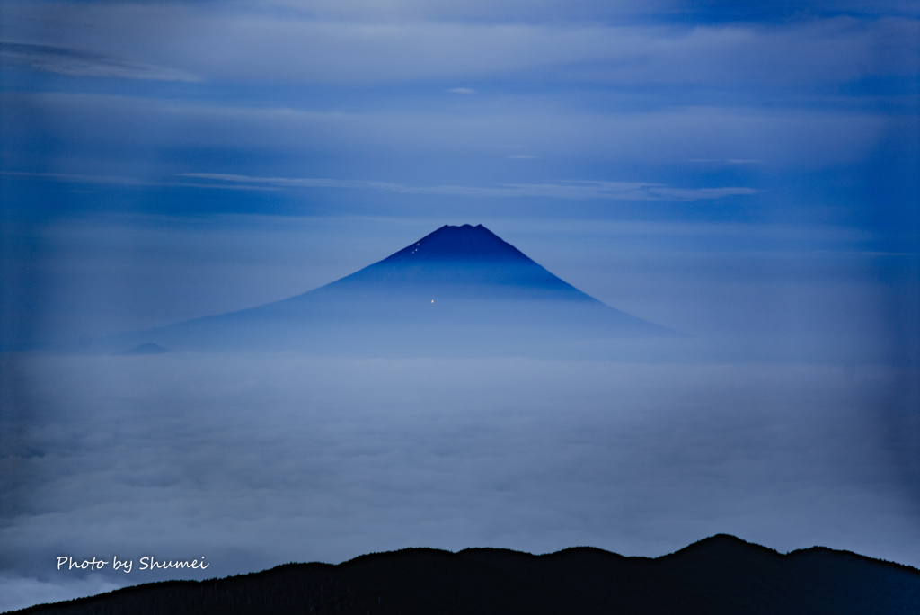 雲海に浮かぶ黎明富士