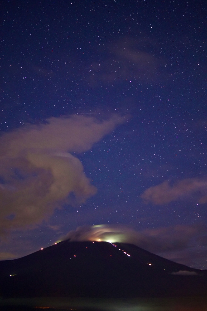 夜の富士と星空