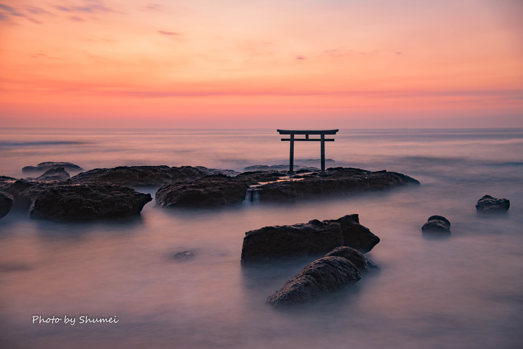 神磯の鳥居と夜明け