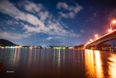夜空に浮かぶ霊峰富士