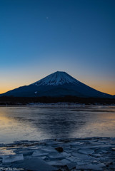 三日月と朝焼け富士