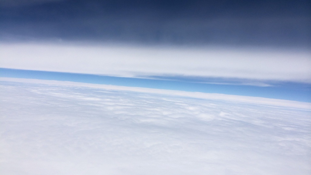 挟まれた青空