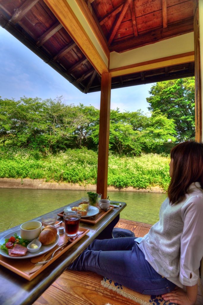 水辺の朝食