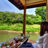 水辺の朝食