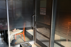 触れられない席