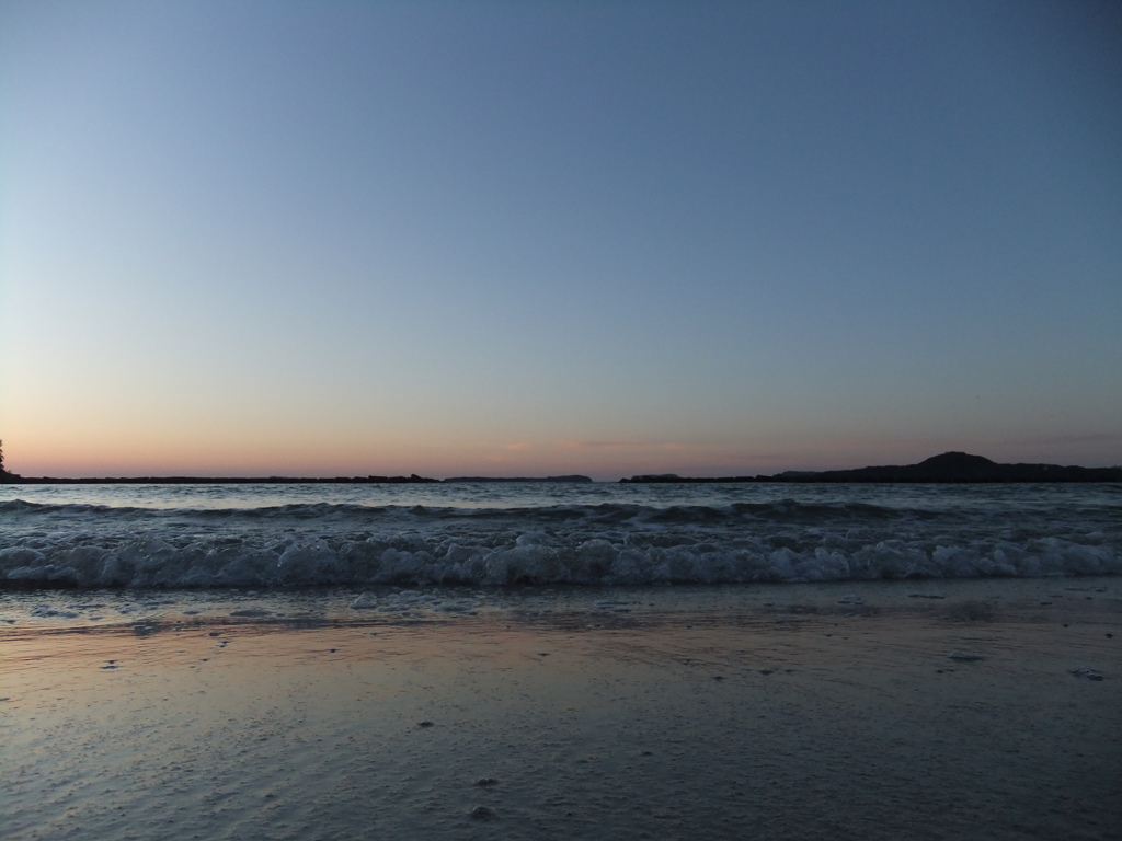 夕暮れの波打ち際