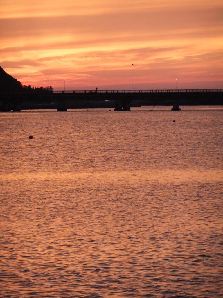 夕暮れの川