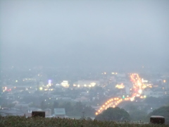 雨霞みの街