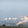 雨霞みの街