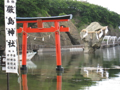 鳥居と瓶子岩