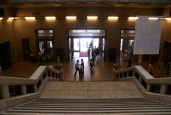 踊り場から見た入り口