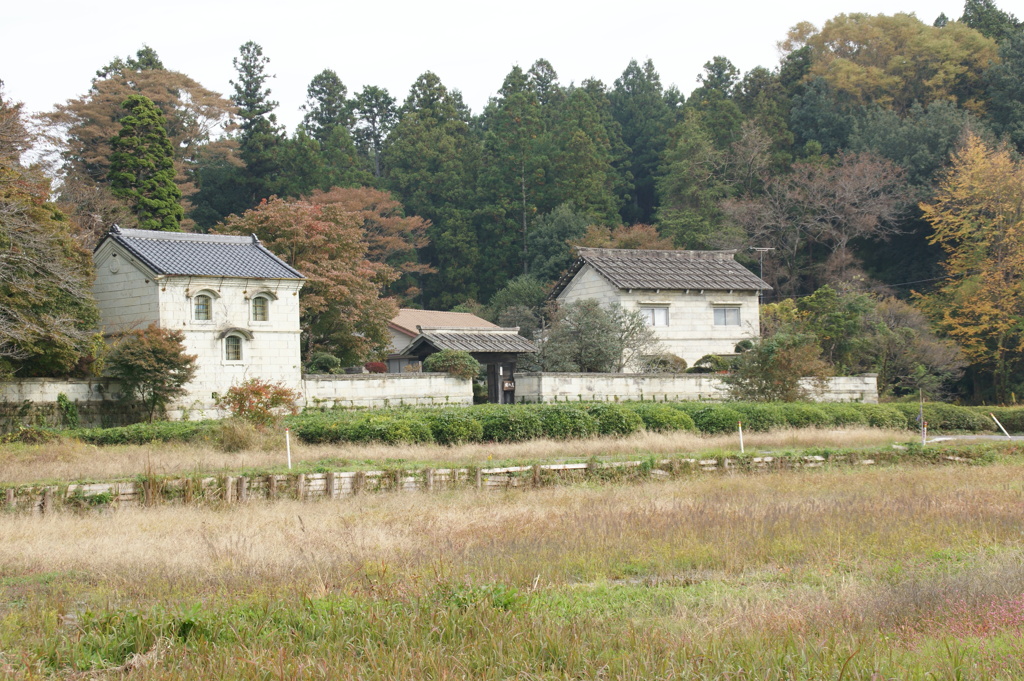 茅葺の家遠景