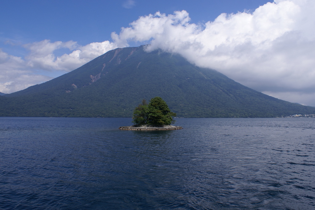 小島と男体山