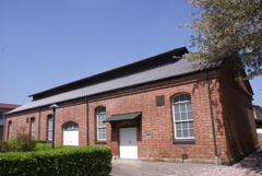 敷地に残る旧陸軍の赤レンガ建築