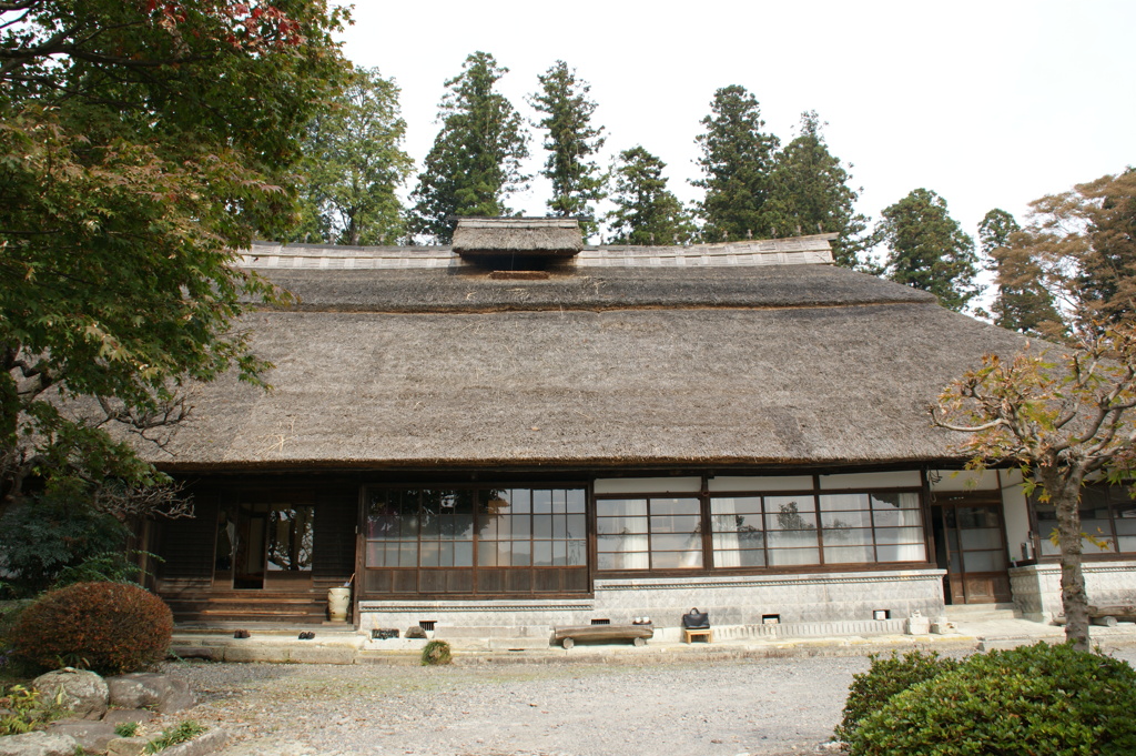 茅葺の家全景