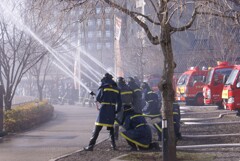 放水中の消防団員