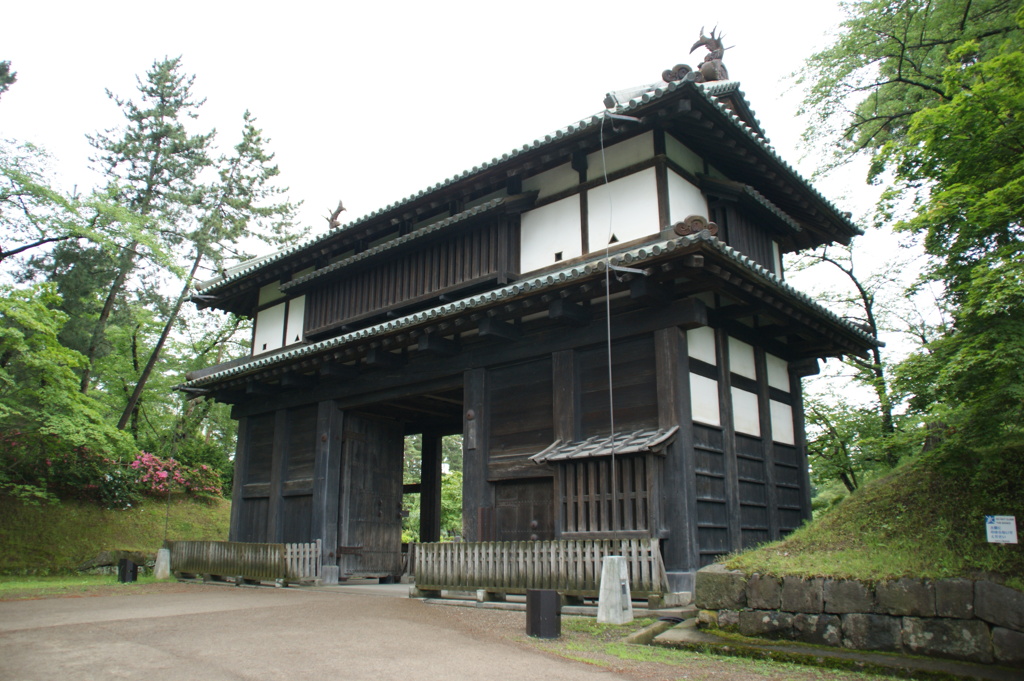 弘前城東門