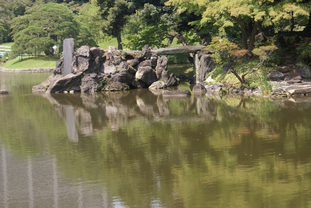 池の奇岩