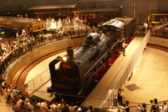 回転中の蒸気機関車