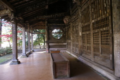 本堂の軒下